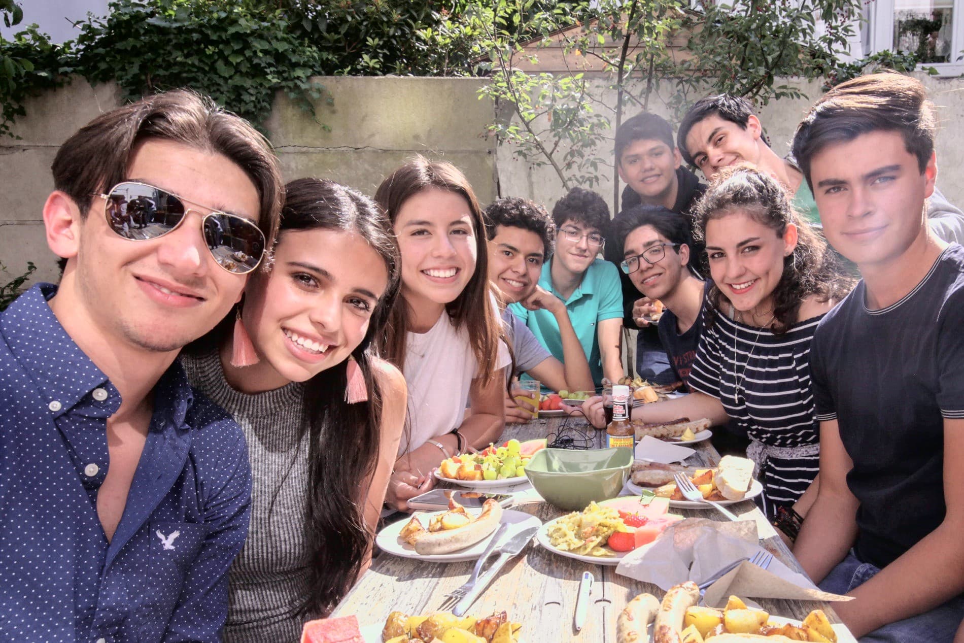 Eine Schülergruppe beim gemeinsamen Mittagessen im Innenhof