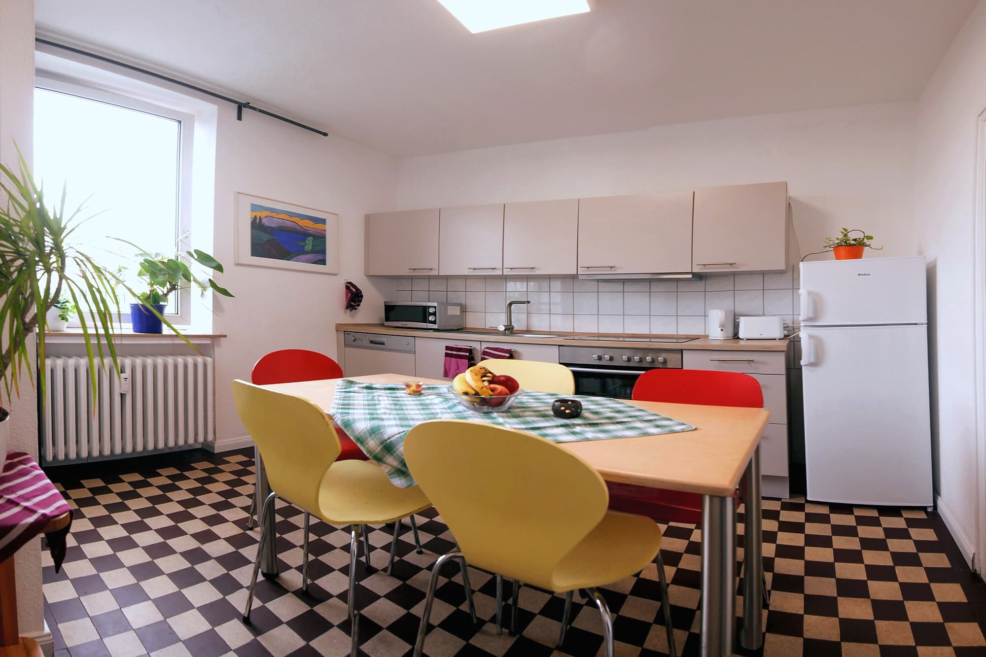 Beispielbild: Die Gemeinschaftsküche einer CASA-WG mit Esstisch